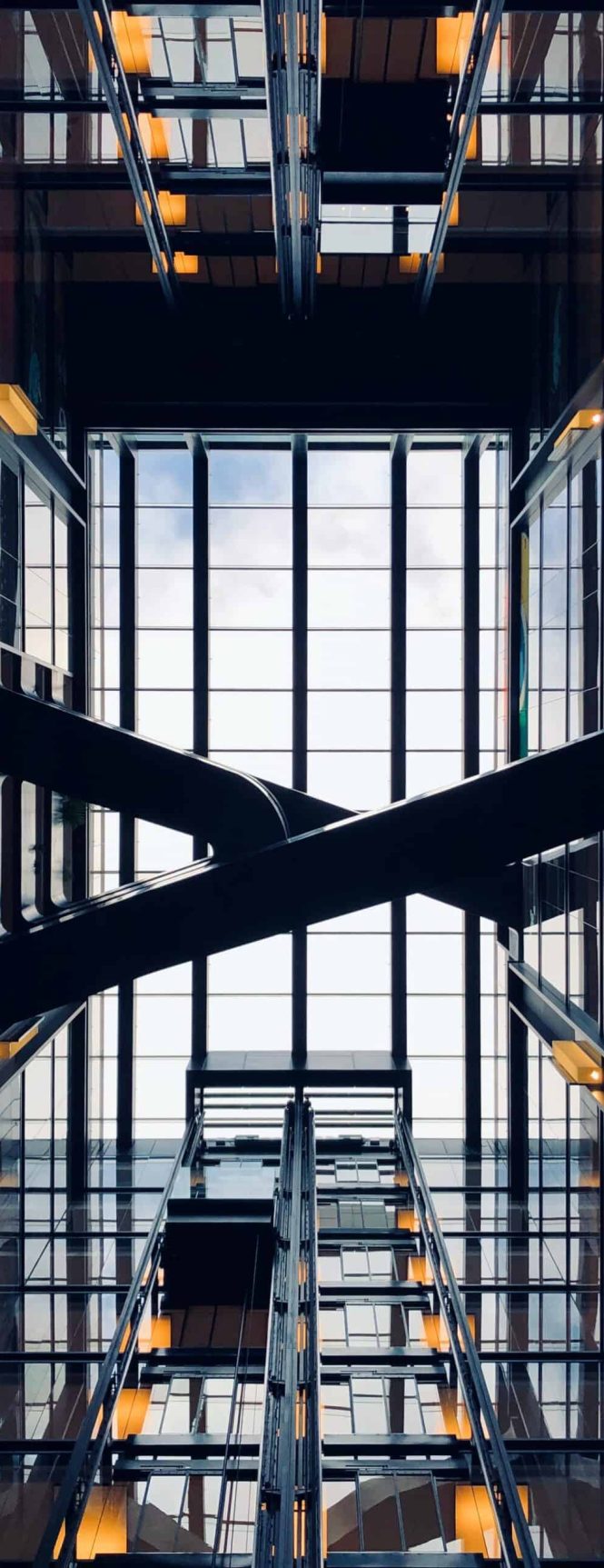 Intérieur d'un immeuble avec une passerelle